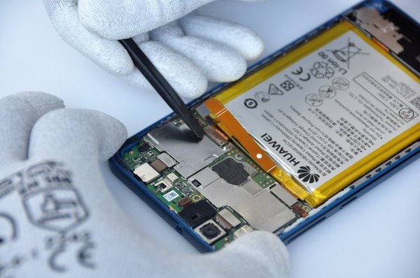 Odspajanje savitljivih kabela s matične ploče 2