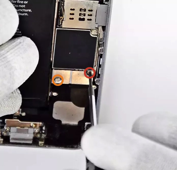 Uklanjanje vijaka konzole akumulatora