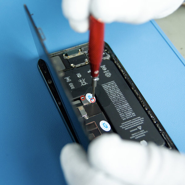 Odvijte poklopac konektora baterije