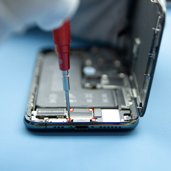 Uklonite poklopac konektora donje baterije