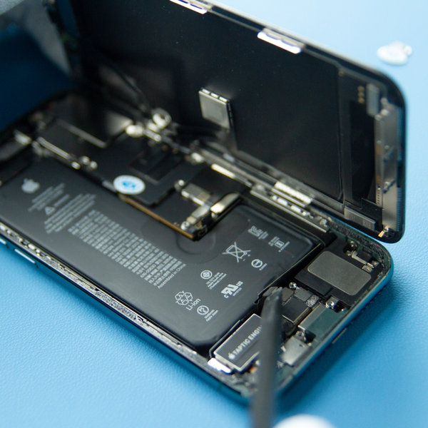 Odvojite donji konektor baterije