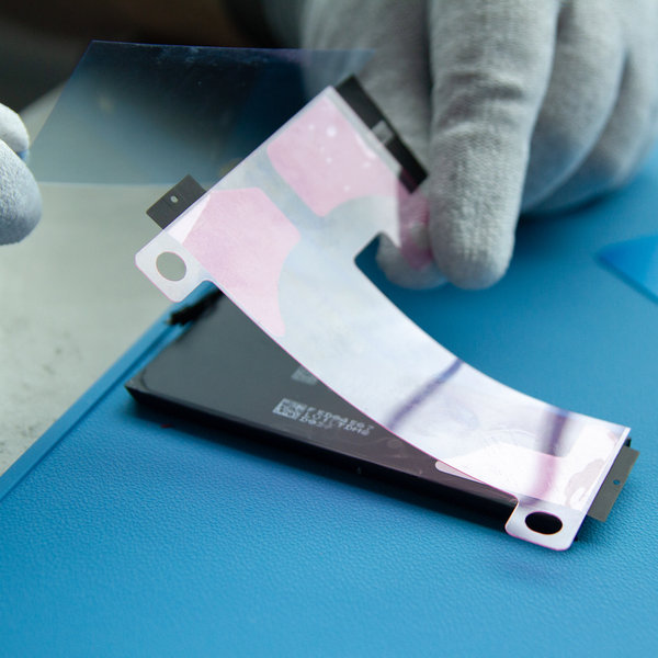 Lijepljenje nove ljepljive trake na novi akumulator