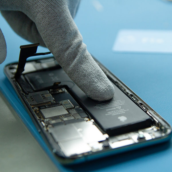 Umetnite novu bateriju u iPhone