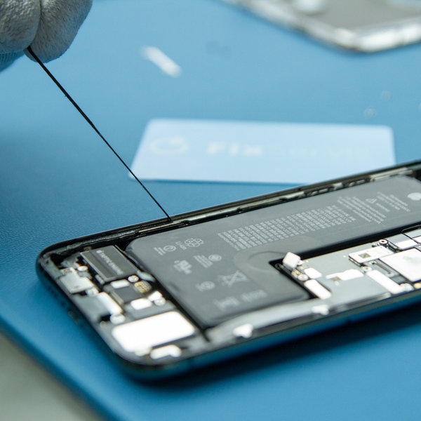 Odlijepite staro ljepilo oko rubova iPhonea