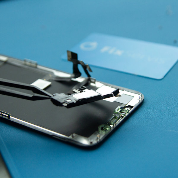 Uklonite sklop zvučnik + prednji senzor