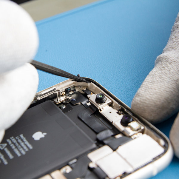 Odlijepite staro ljepilo oko rubova iPhonea