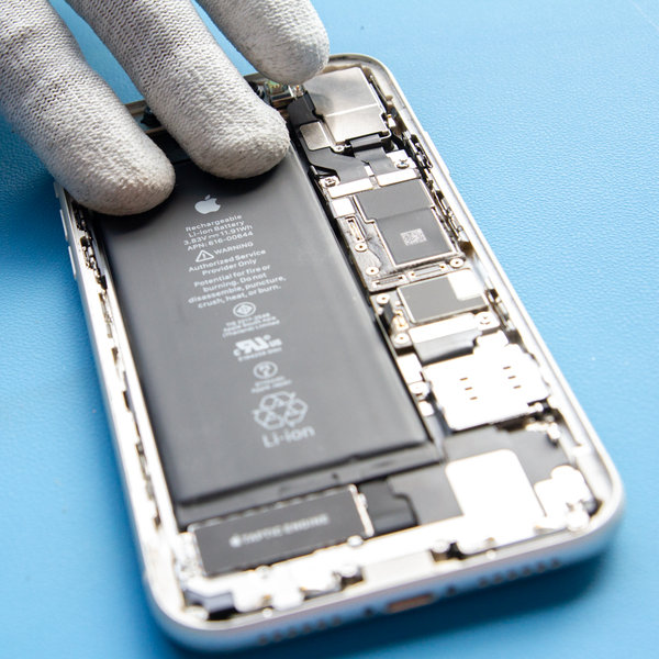 Umetnite novu bateriju u iPhone