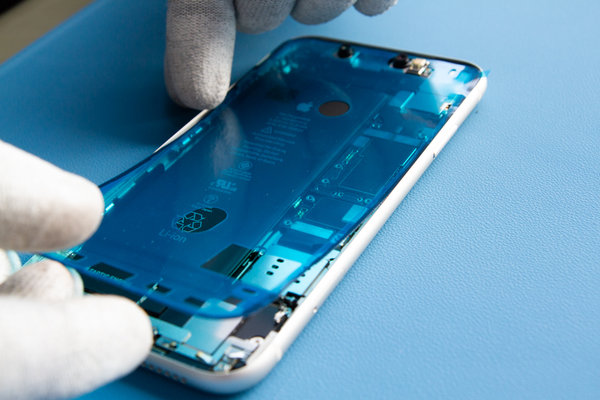 Zalijepite novo ljepilo oko rubova iPhonea