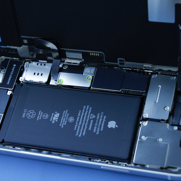 Uklanjanje konektora baterije i poklopca zaslona