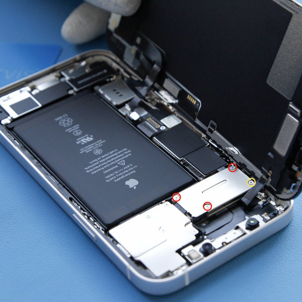 Uklonite poklopac konektora prednjeg senzora