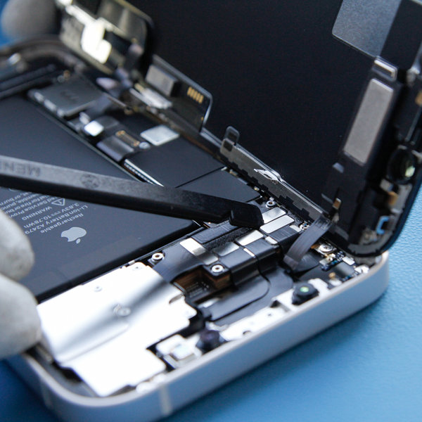 Odvojite konektor prednjeg senzora