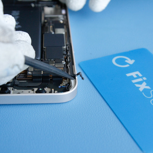 Odlijepite staro ljepilo oko rubova iPhonea