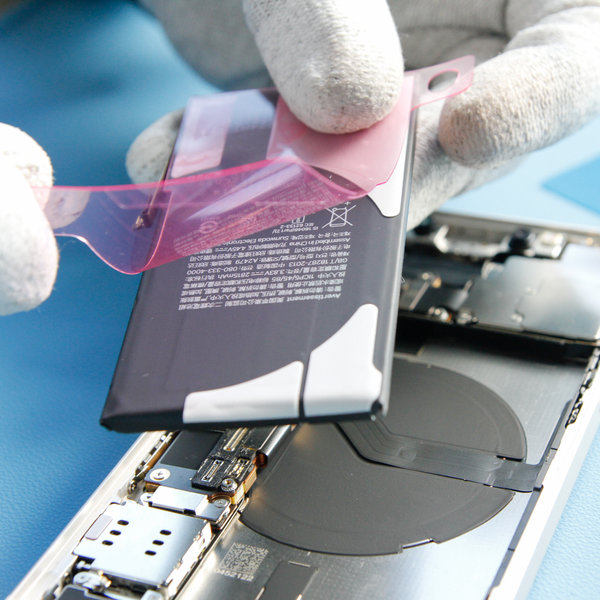 Zalijepite novu ljepljivu traku na novu bateriju