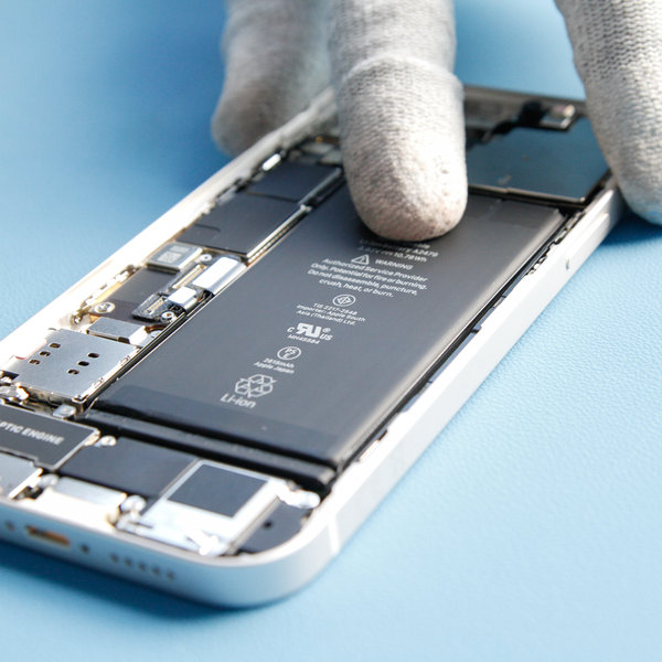 Umetnite novu bateriju u iPhone