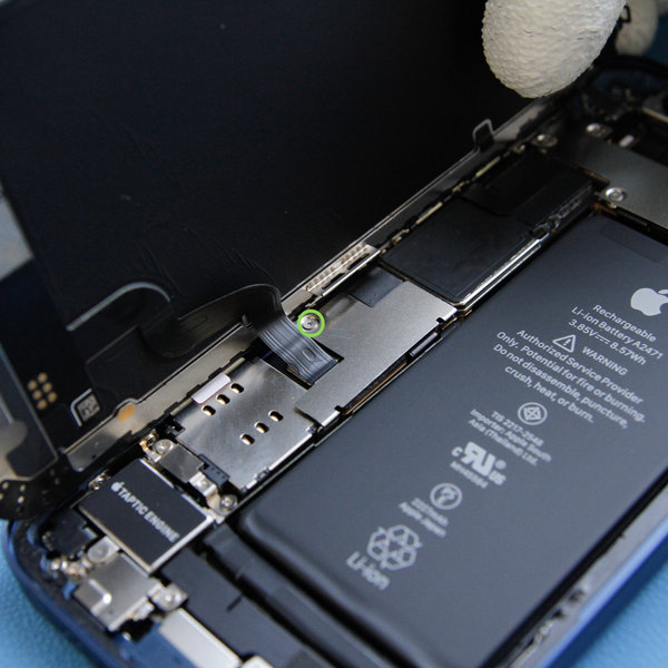 Uklanjanje konektora baterije i poklopca zaslona