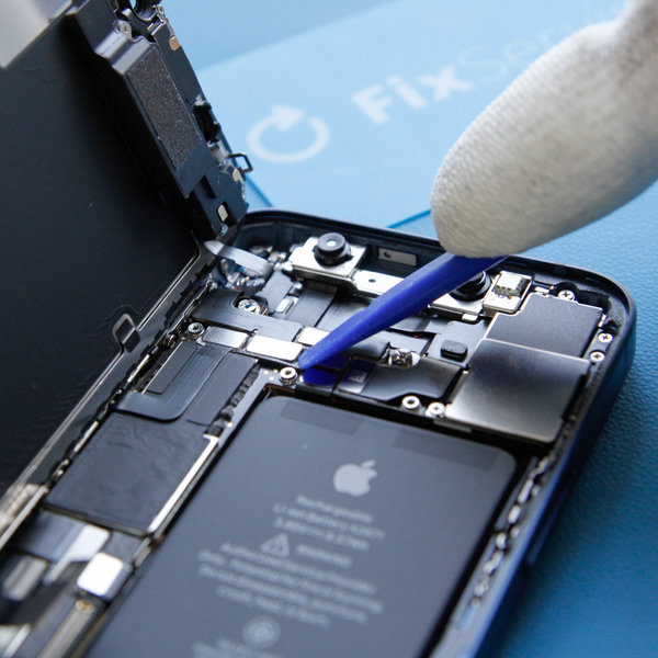 Odvojite konektor prednjeg senzora