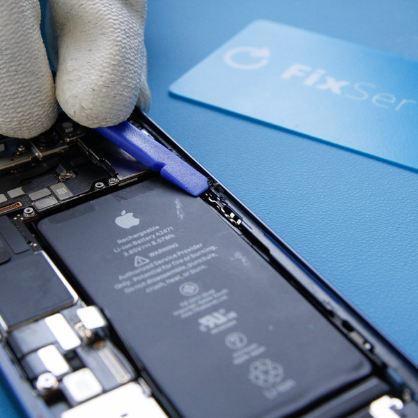 Odlijepite staro ljepilo oko rubova iPhonea sa sklopa zvučnika