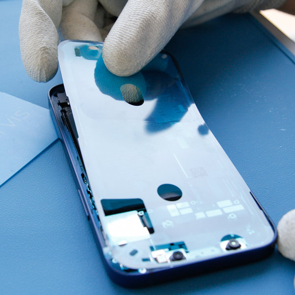 Zalijepite novo ljepilo oko rubova iPhonea