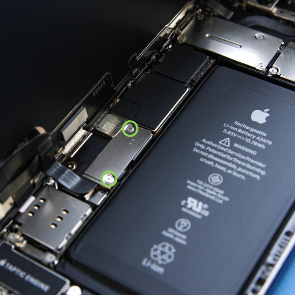 Uklanjanje konektora baterije i poklopca zaslona