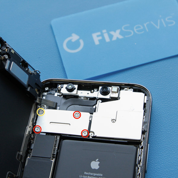 Uklonite poklopac konektora prednjeg senzora