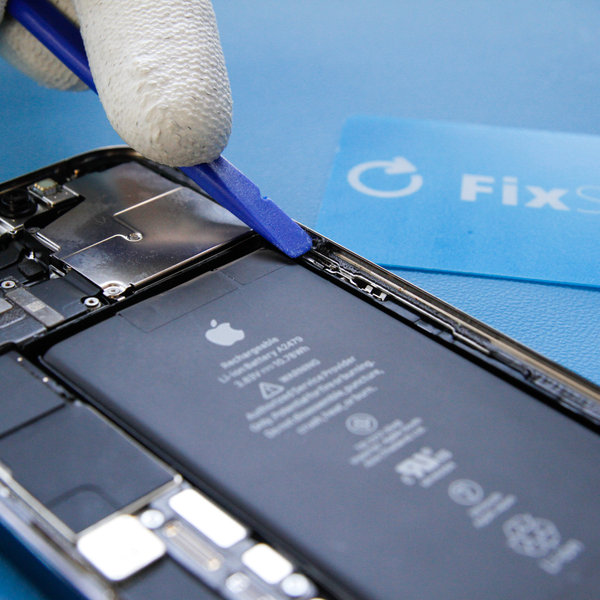 Odlijepite staro ljepilo oko rubova iPhonea