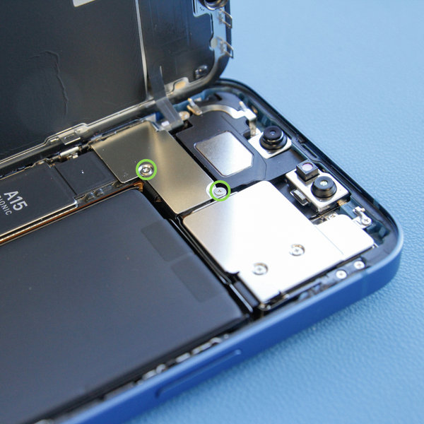 Uklonite poklopac konektora prednjeg senzora