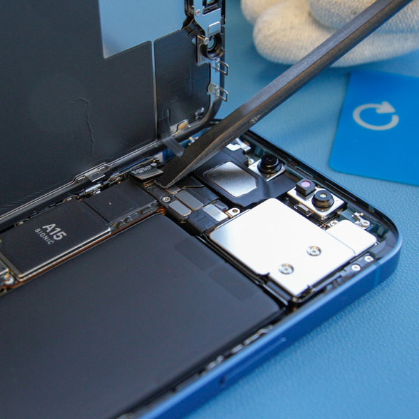 Odvojite konektor prednjeg senzora