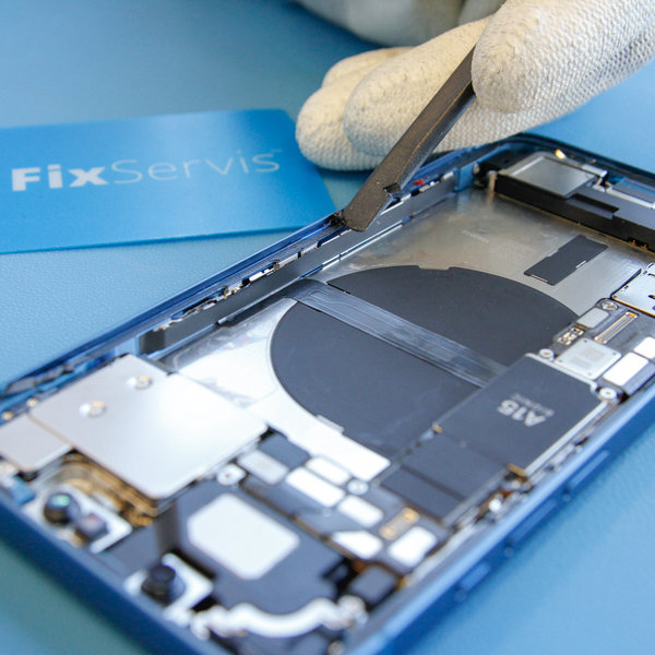 Odlijepite staro ljepilo oko rubova iPhonea