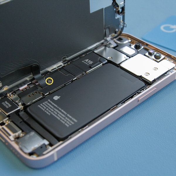 Uklanjanje konektora baterije i poklopca zaslona