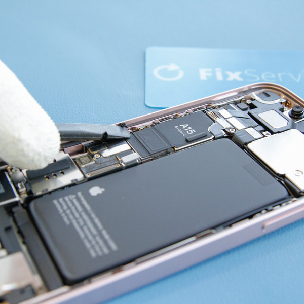 Odlijepite staro ljepilo oko rubova iPhonea