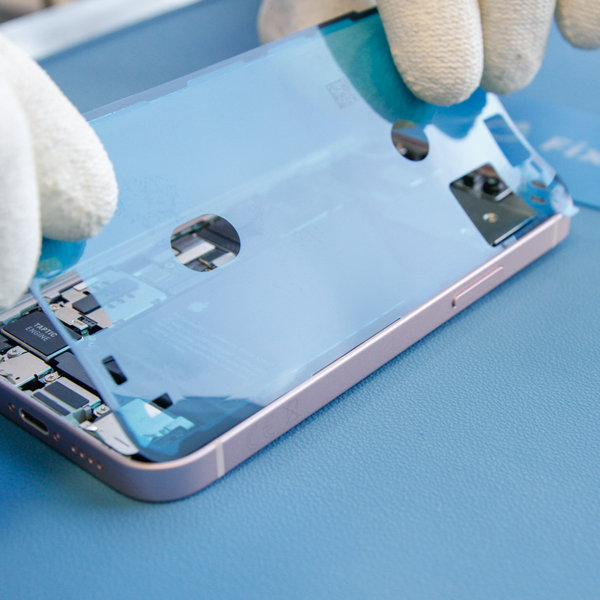 Zalijepite novo ljepilo oko rubova iPhonea