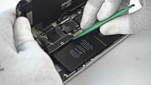 Odspajanje konektora baterije