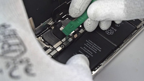 Odspajanje konektora OLED ploče