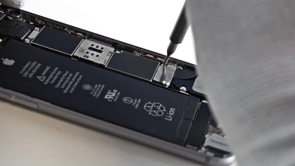 Uklanjanje vijaka konzole akumulatora