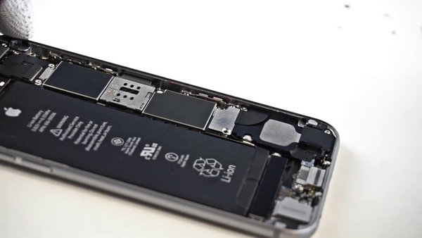 Odspajanje metalnog držača konektora baterije