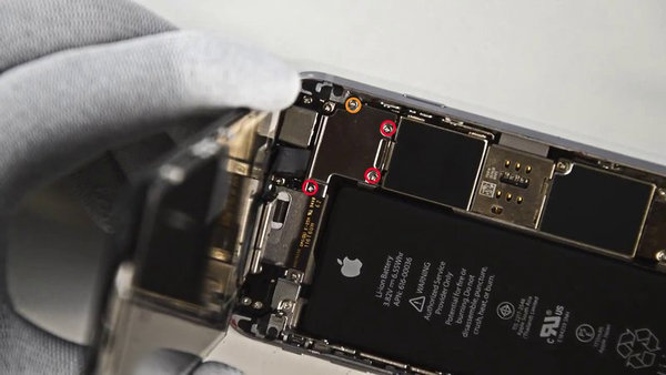 Uklanjanje držača kabela prednje ploče sa sklopa LCD-a.