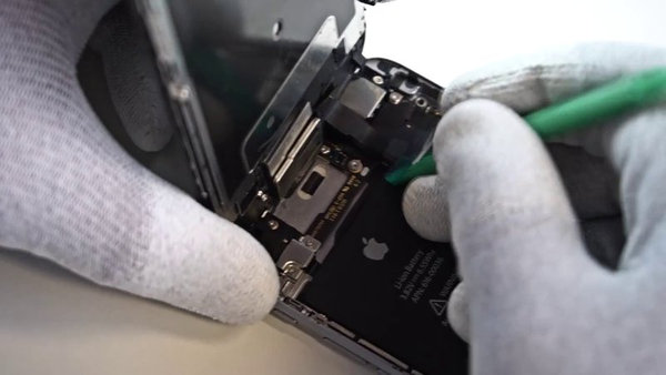 Odspajanje konektora prednje kamere