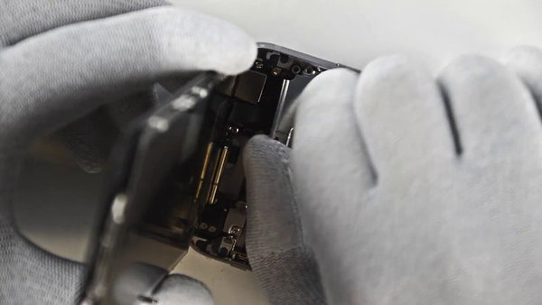 Uklanjanje držača kabela LCD sklopa