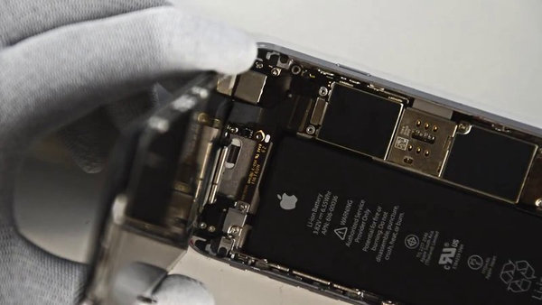 Uklanjanje držača kabela LCD sklopa