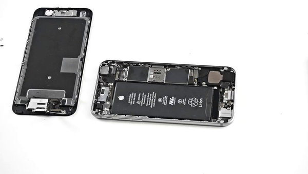 Odvajanje LCD sklopa od rijetkog kućišta.