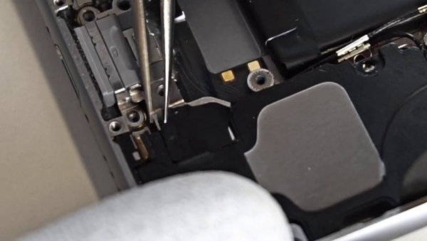 Uklanjanje traka s nosača Wi-Fi antene