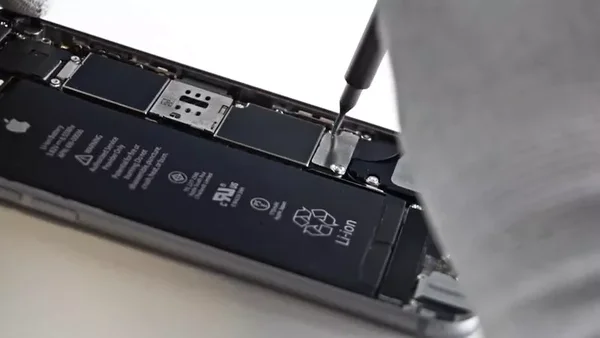 Uklanjanje vijaka konzole akumulatora