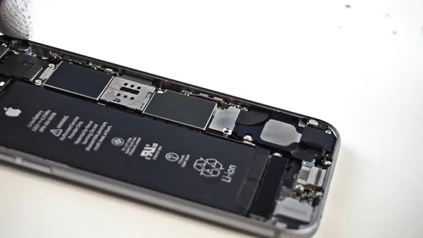 Odspajanje metalnog držača konektora baterije