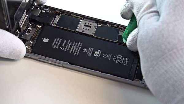 Odspajanje konektora baterije